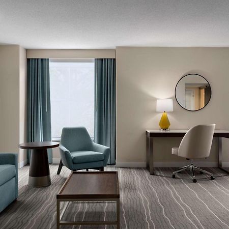 Отель Doubletree By Hilton Norfolk Airport Экстерьер фото