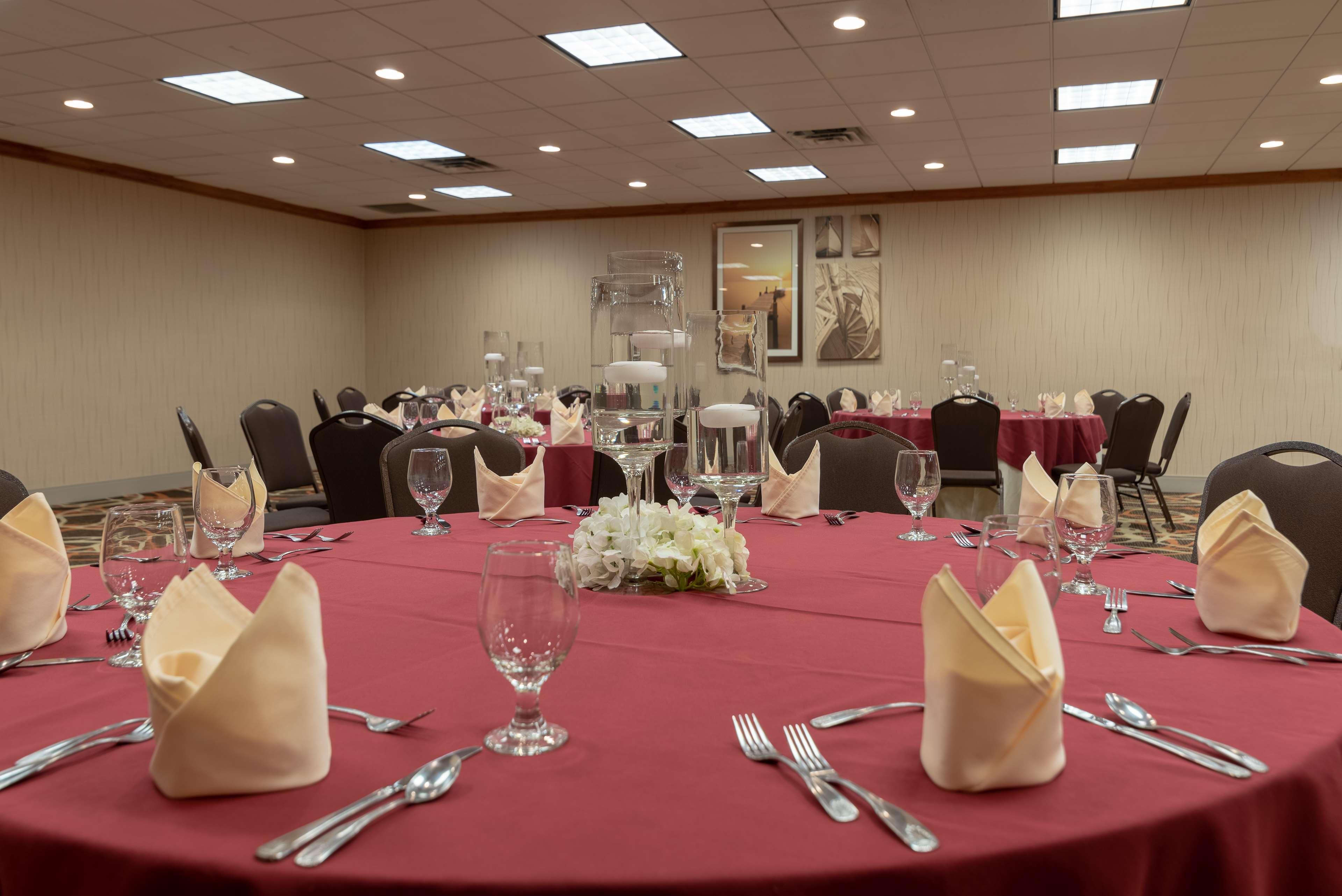 Отель Doubletree By Hilton Norfolk Airport Экстерьер фото