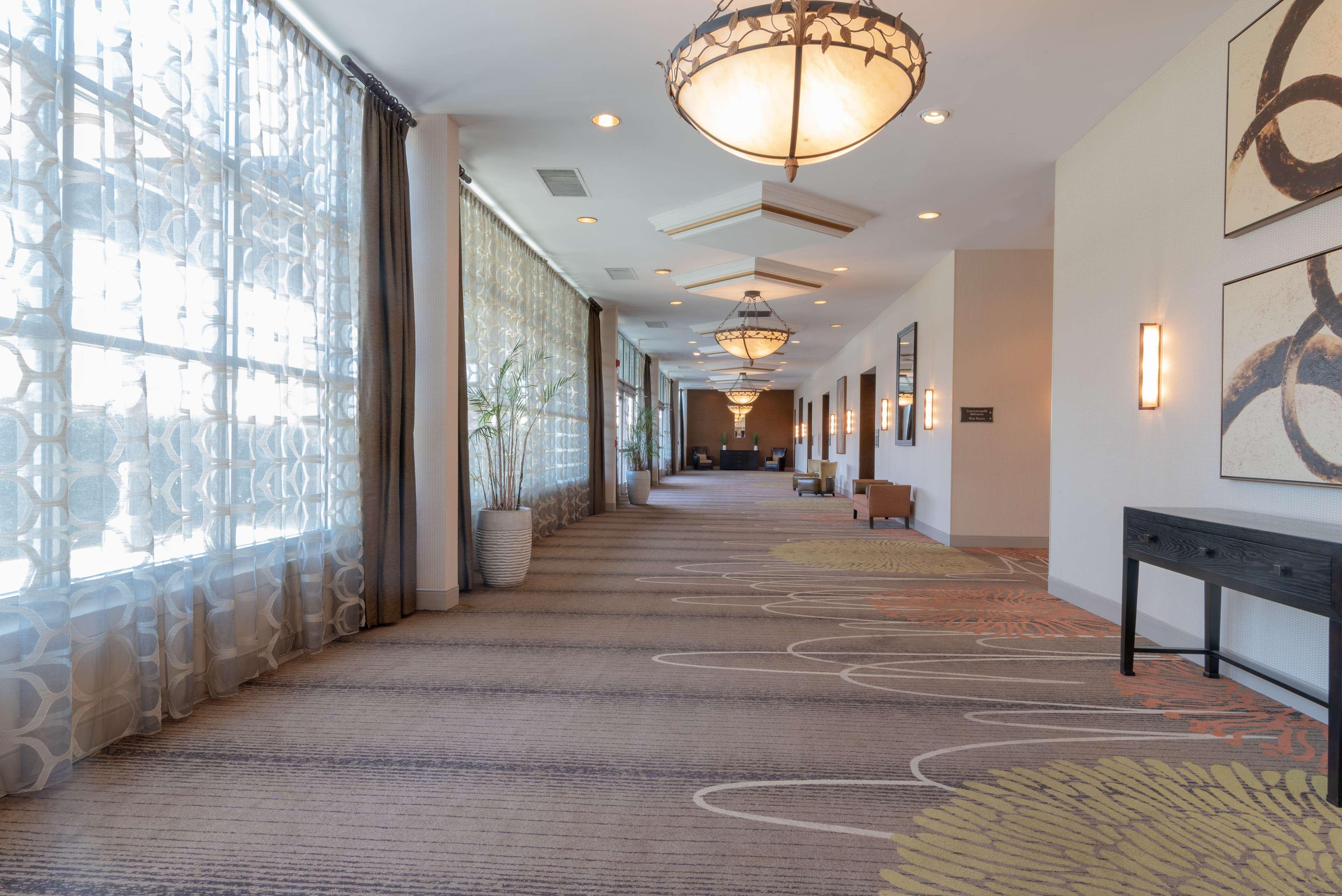 Отель Doubletree By Hilton Norfolk Airport Экстерьер фото