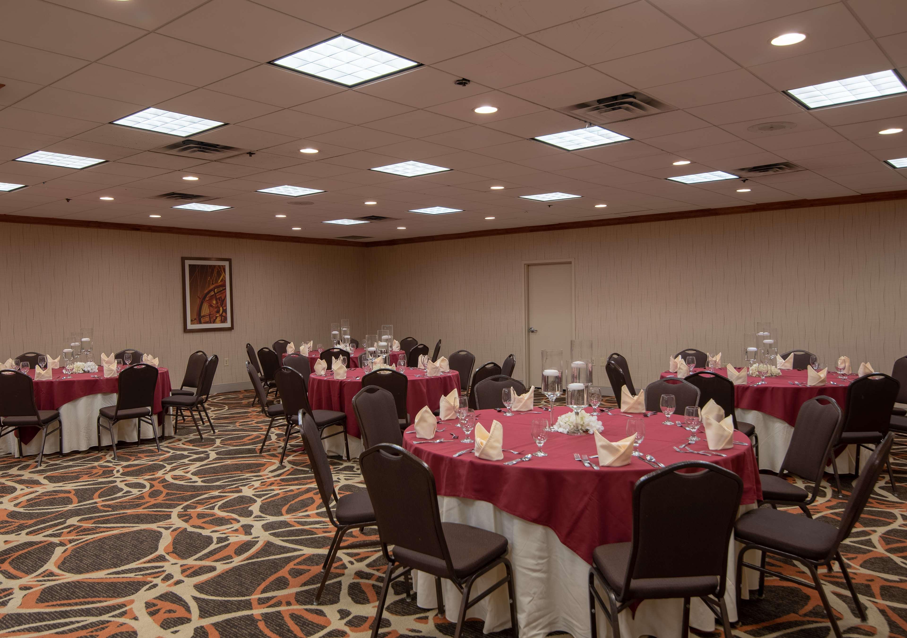 Отель Doubletree By Hilton Norfolk Airport Экстерьер фото