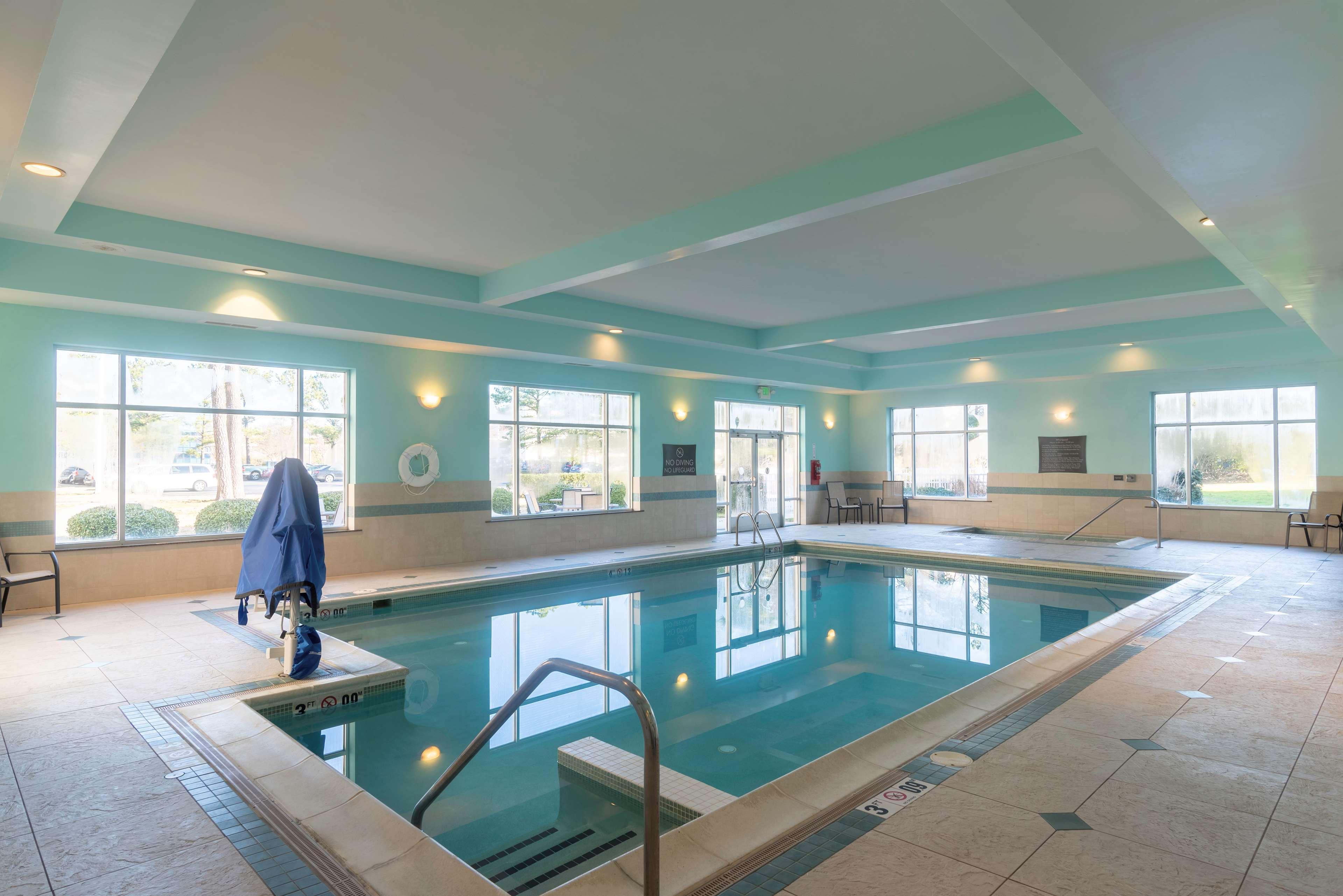 Отель Doubletree By Hilton Norfolk Airport Экстерьер фото