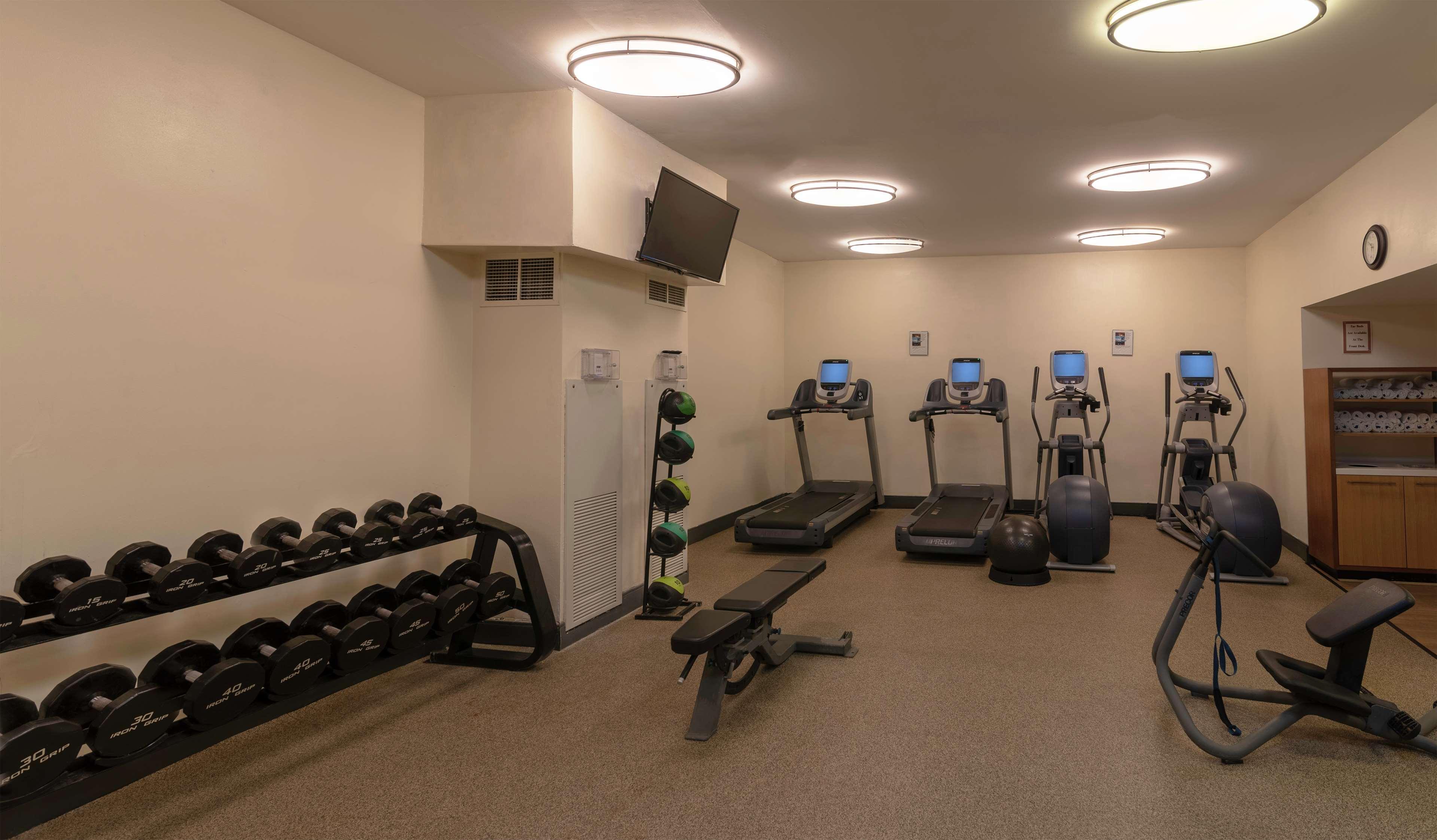 Отель Doubletree By Hilton Norfolk Airport Экстерьер фото