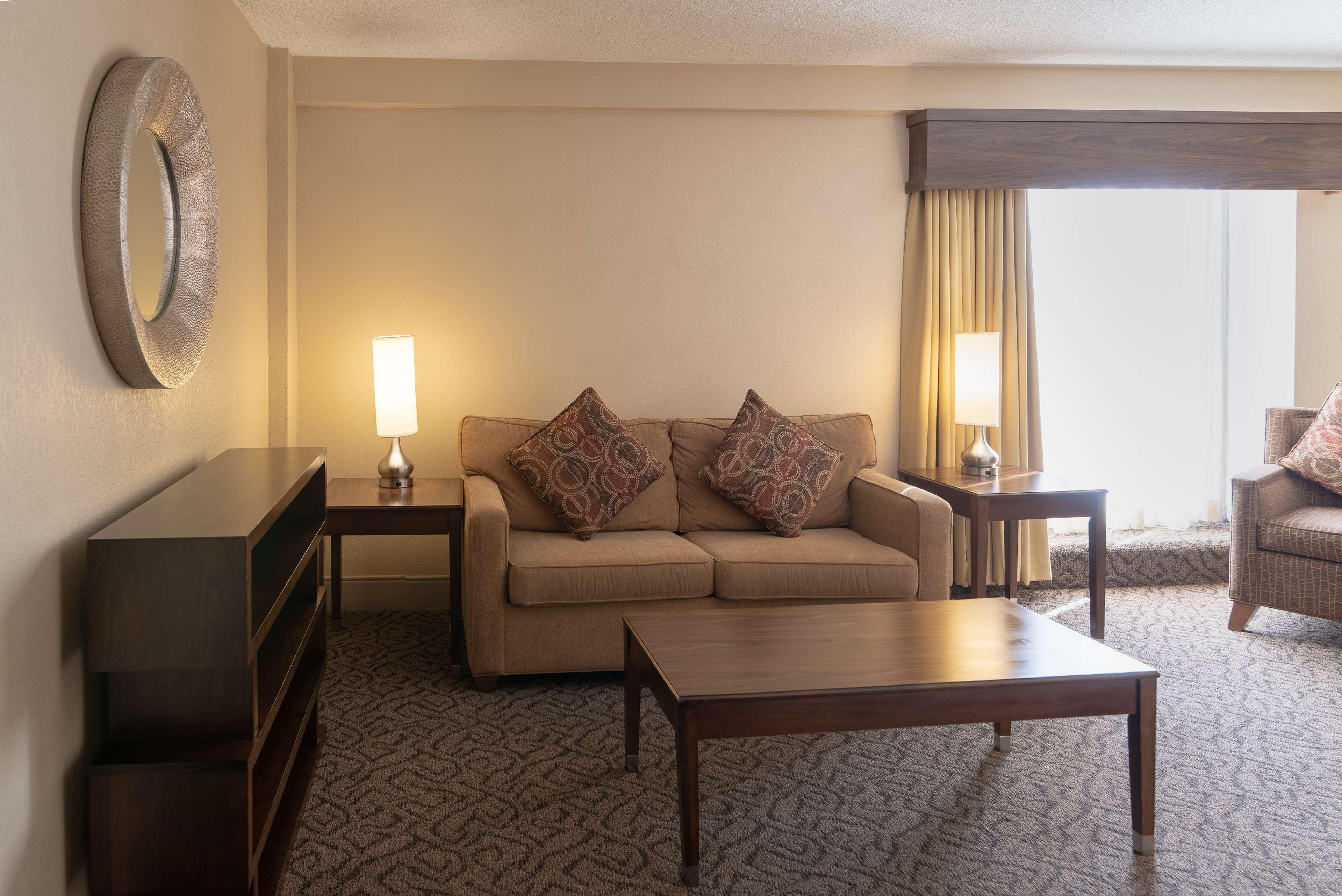 Отель Doubletree By Hilton Norfolk Airport Экстерьер фото