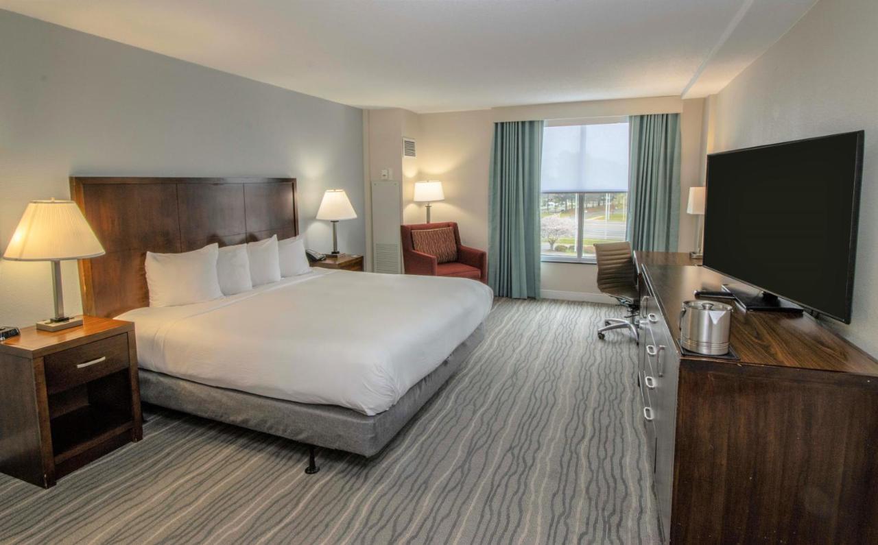 Отель Doubletree By Hilton Norfolk Airport Экстерьер фото