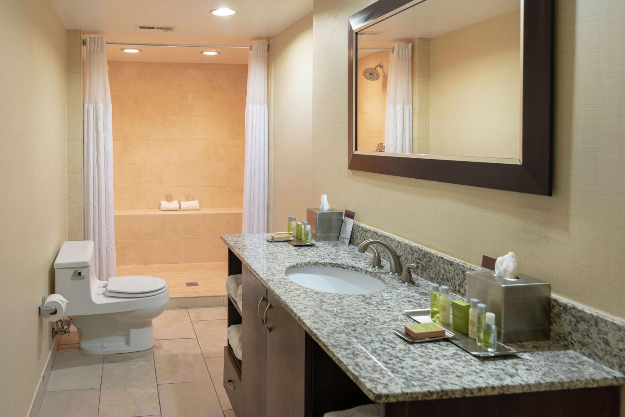 Отель Doubletree By Hilton Norfolk Airport Экстерьер фото