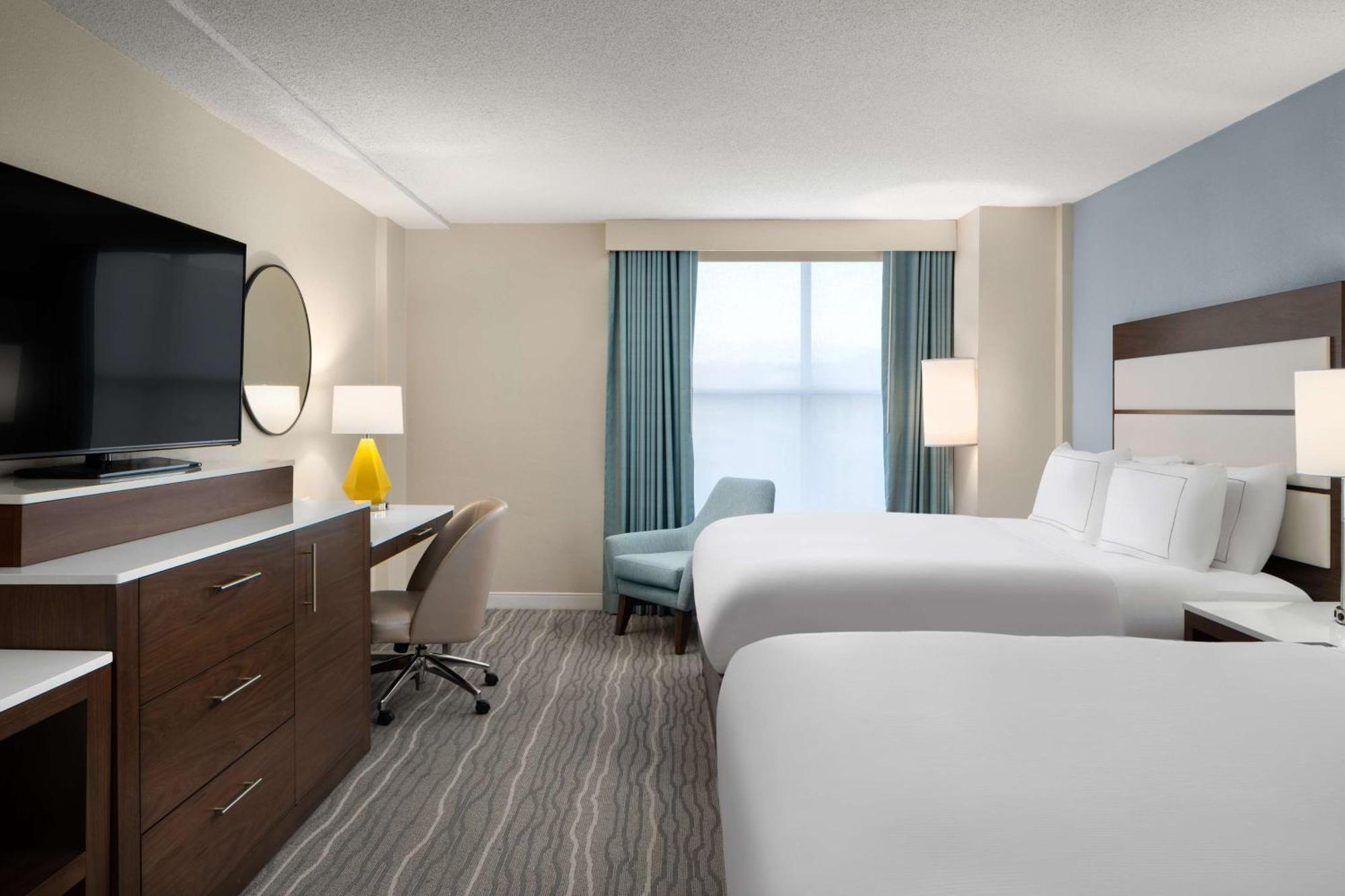 Отель Doubletree By Hilton Norfolk Airport Экстерьер фото