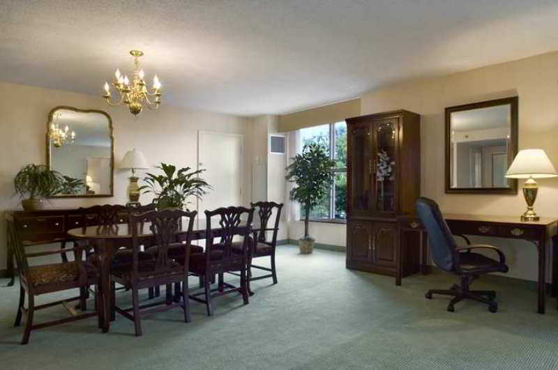 Отель Doubletree By Hilton Norfolk Airport Экстерьер фото